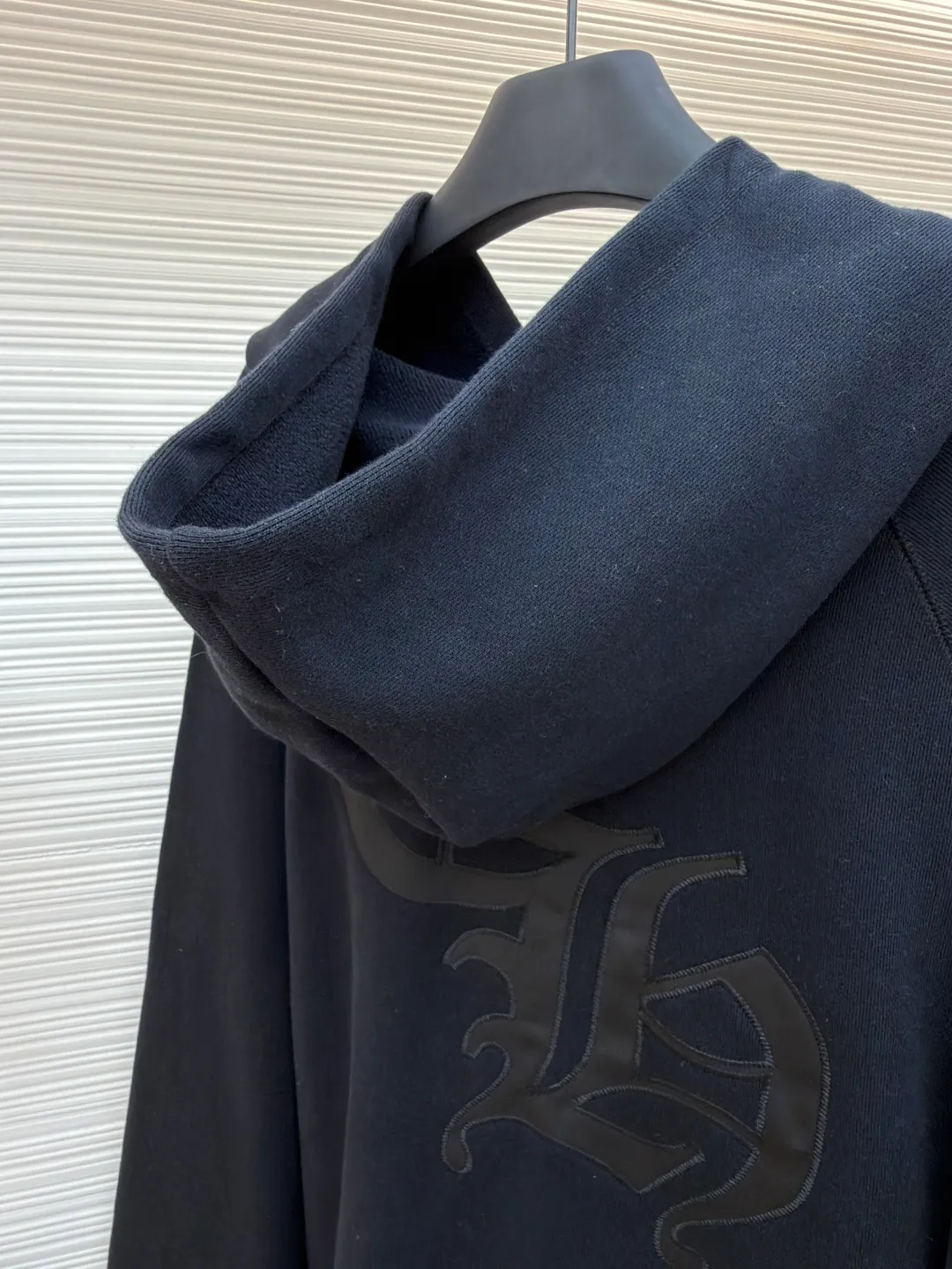 Chrome Hearts logo hooded sweatshirt ●Original version: Purchased and developed for 15998 ●Item number: 1682026-B15 ●Material: interwoven air cotton fabric ●Technology: patch embroidery production ●Color: black ●Version: loose fit ●Weight: about 1015 grams ●Size: S-M-L-XL ●Description: Customized heavy fortress interwoven air cotton, full texture, thick and solid, based on high-end ash tone With a sense of beauty that coexists with vicissitudes of life and elegance, the Crow heart cross appliqué decoration on the chest becomes the ultimate interpretation of the dark Gothic style. The CH Gothic font is the finishing touch on the back page, letting the totem become your spiritual thorn. The logo iron plate sways slightly with the swing of the body, adding a sense of movement and vitality. It is unobtrusive but has an indescribable aura. It interprets the perfect blend of retro and luxury, using imported machine appliqué technology. Using advanced computer control systems and precision mechanical components, Chrome Hearts logo appliqué embroidery is realized, showing an embroidery effect with both clarity and three-dimensionality. The fabrics have been washed, have a better hand feel, are not easy to deform, are not easy to shrink, are not easy to fade, and maintain long-term beauty. The overall wiring is straight and delicate, the fabric is comfortable and soft, and the color is consistent without color difference. It can be matched with the same style to create a fashionable look and control various occasions. Customized accessories, complete with three standards, same style for men and women!
